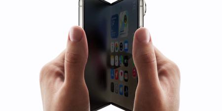 فيديو عملي يكشف عن تصميم طي غير تقليدي في شاشة iPhone Duo المرتقب