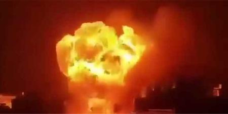 انفجارات عنيفة تهز صنعاء إثر قصف جوي
