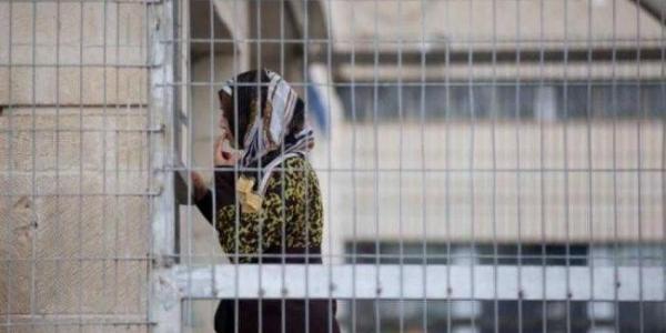 إعلام الأسرى: عزل 17 أسيرة بعد تفتيش شعورهن في سجون الاحتلال