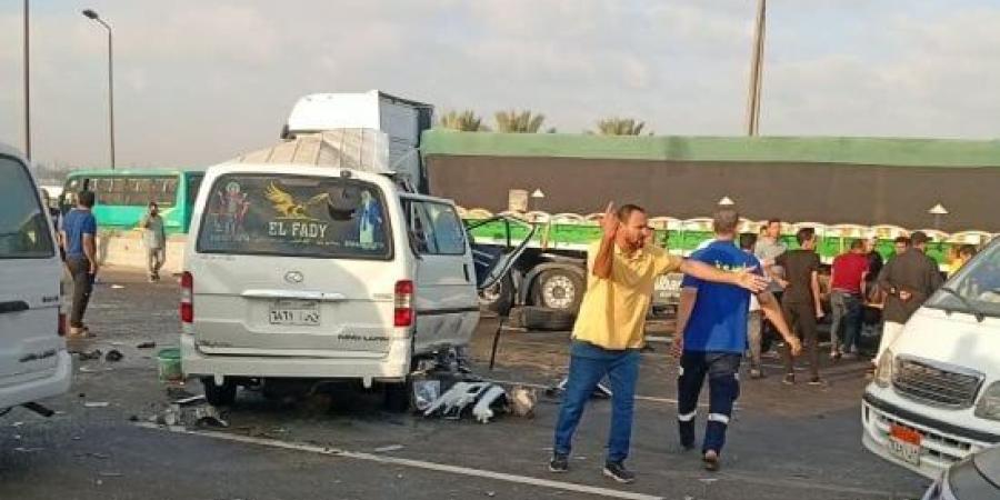 مصرع شخص وإصابة أربعة في تصادم سيارتين بحدائق أكتوبر