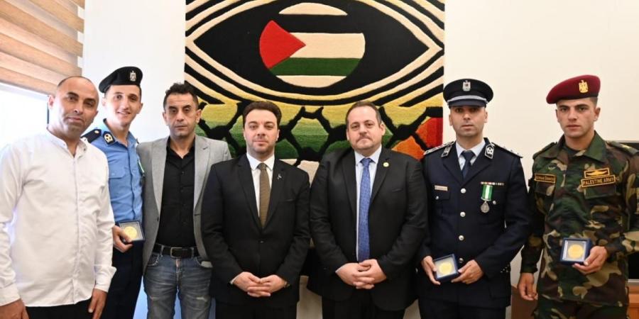 سفار فلسطين لدى مصر تكرّم خريجي فلسطين المتفوقين في الكليات العسكرية