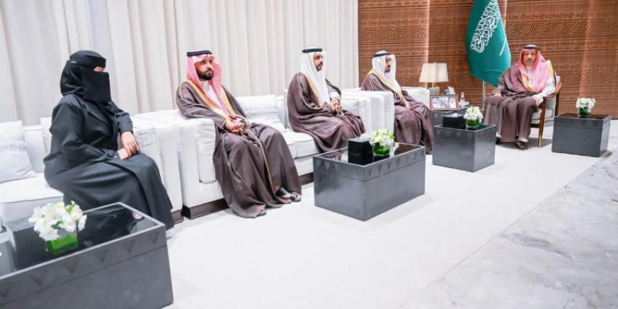 أمير الباحة يطّلع على التقرير الختامي لجولة الامتياز التجاري في المنطقة