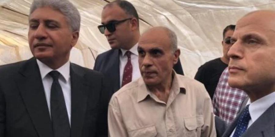 وزير السياحة يهدي مكتشف تمثال رمسيس الثاني بالغربية وزوجته رحلتى عمرة